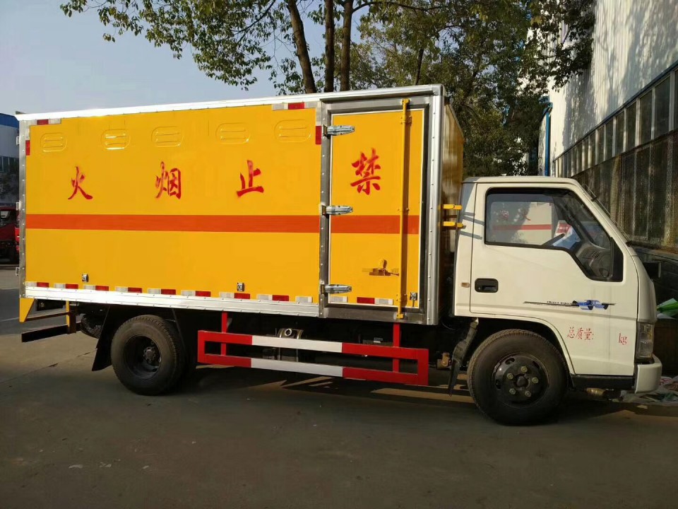 湖北程力江鈴順達(dá)爆破汽車(chē)運(yùn)輸車(chē) (8)