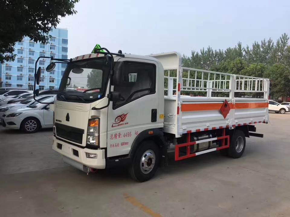 湖北程力重汽豪沃4米2氣瓶運(yùn)輸車 (1)