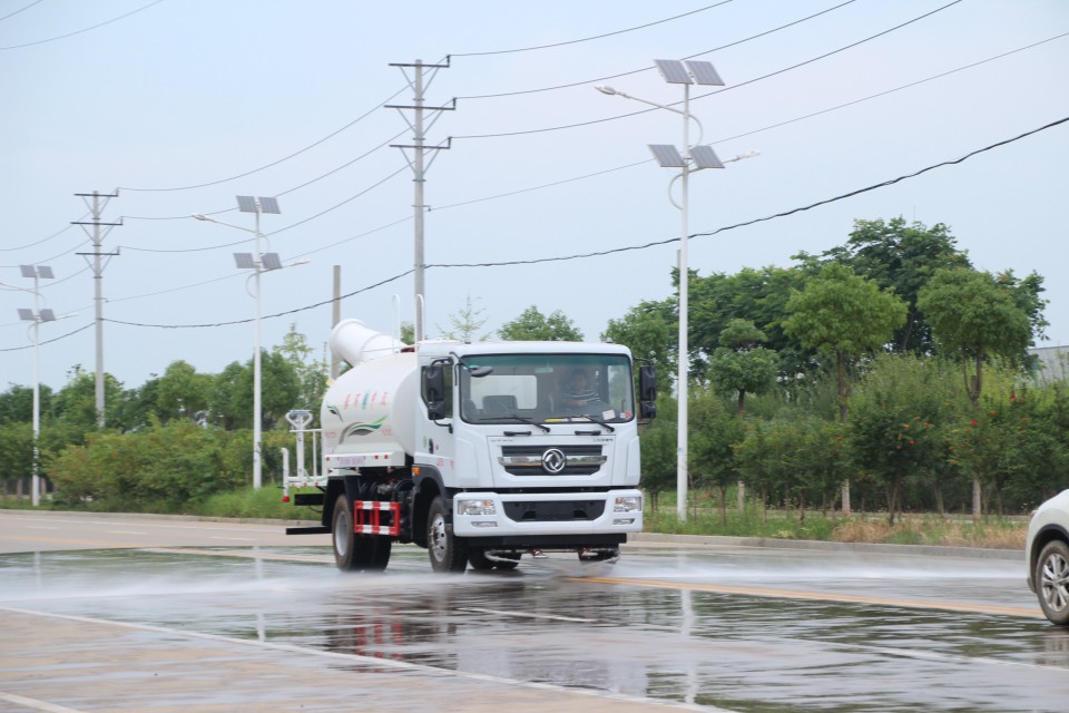 東風(fēng)多利卡D9程力12方霧炮車(chē)抑塵車(chē) (10)